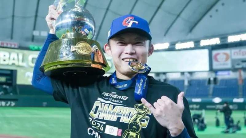 ▲江國豪短短一夜就把12強獎牌弄壞，今（25）日他曬出愛妻替自己縫補獎牌的放閃照，老婆絕美側顏意外引發粉絲暴動。（圖／江國豪Threads）