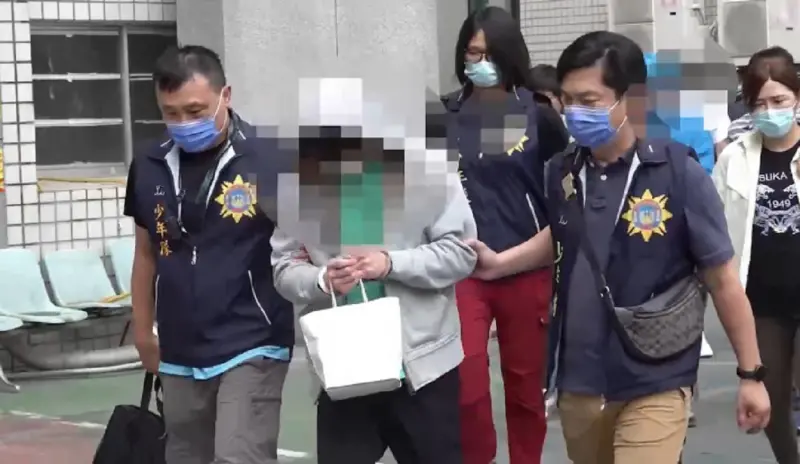 ▲高市警局少年警察隊日前破獲一起以張姓嫌疑人為首的詐欺車手集團，詐騙團利用假APP，吸引投資人加入，當場逮捕8名嫌犯。（圖／記者郭凱杰翻攝）