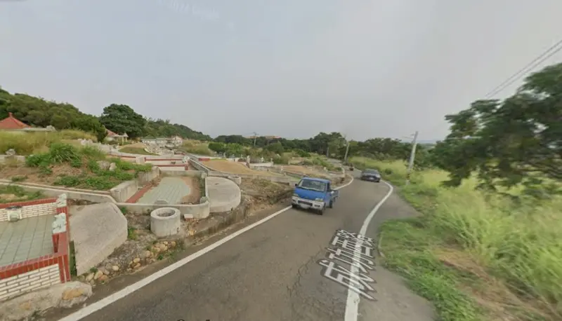 ▲成功嶺後山的成功西路，是前往望高寮的捷徑，但道路彎曲狹窄，還須穿越一大片墓地。（圖／翻攝google街景圖，2024.11.25）