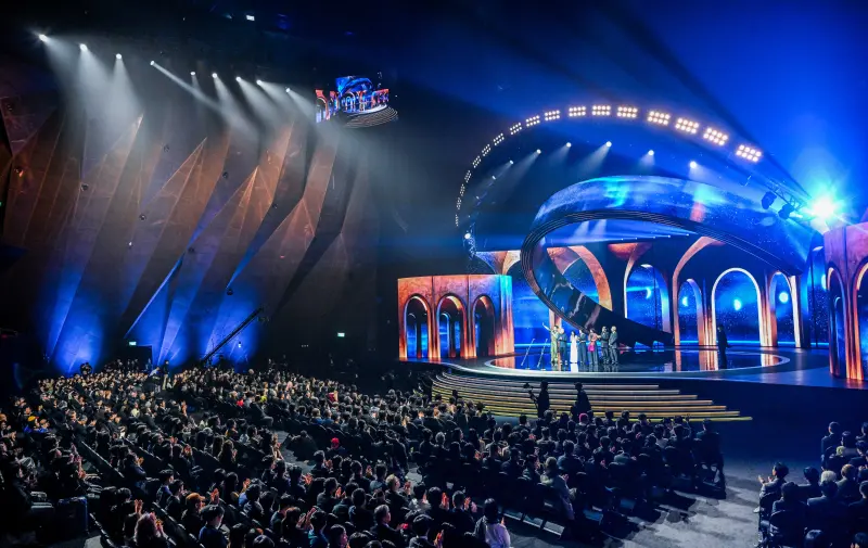 ▲金馬獎頒獎典禮是影壇年度盛事，卻有不少電視觀眾無法得知的趣味花絮，譬如過去曾有媒體記者在典禮前就已知道得獎名單，要被鎖在小房間內、收手機再斷網路，避免名單提前外流。（圖／金馬執委會提供）