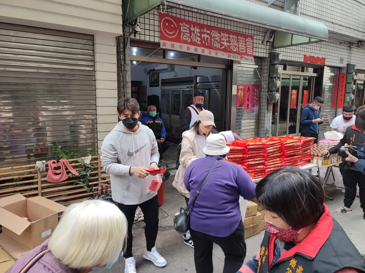 ▲陳傑憲（灰衣）曾參與已逝母親創辦的高雄市微笑慈善會活動，為淪落街頭的街友發送物資。（圖／翻攝高雄市微笑慈善會臉書粉專）