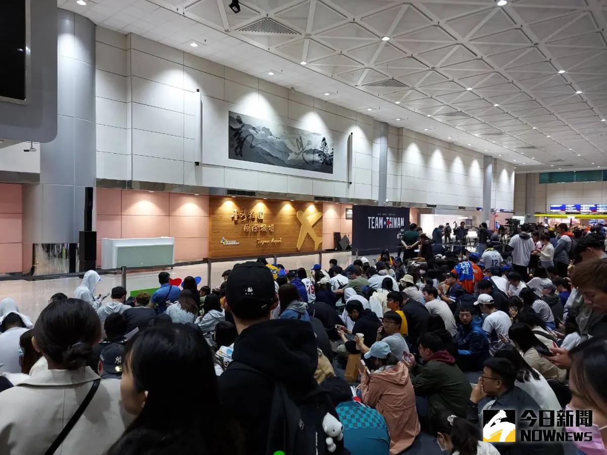 ▲在世界12強錦標賽奪下冠軍的中華隊，今（25）日晚間全員將搭乘CI105航班放大機型凱旋回台，在班機抵達前2小時，已有眾多球迷在接機大廳等候。（圖／記者林之越攝）