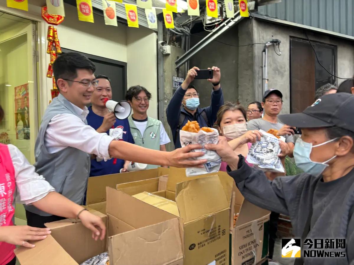 ▲12強中華隊封王，運彩公會兌現承諾，今天傍晚在台中發送500份雞排，吸引長長人龍排隊領取。（圖／記者金武鳳攝，2024.11.25)