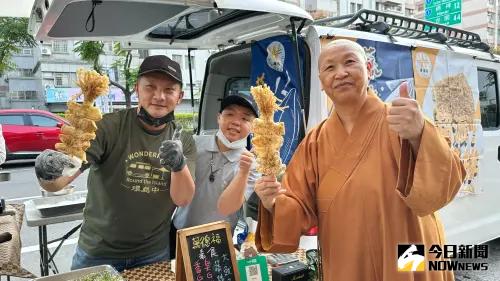 ▲現場規劃多元創意的素食攤車，讓參與者在祈福之餘品嚐豐富健康的素食美味。（圖／記者陳美嘉攝，2024.11.25）