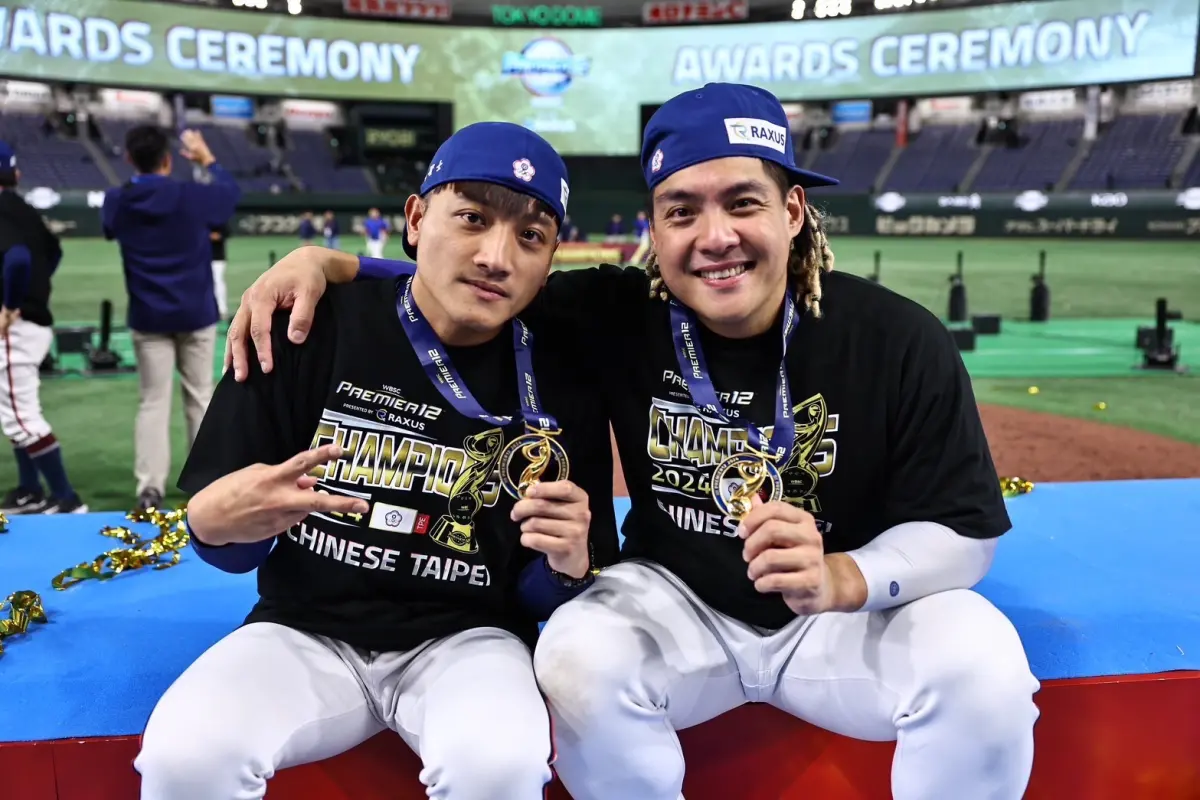 ▲台灣棒球世界12強奪冠，屏東在籍選手吳俊偉（左），縣府宣布加碼頒發獎金70萬元。（圖／屏東縣府提供）