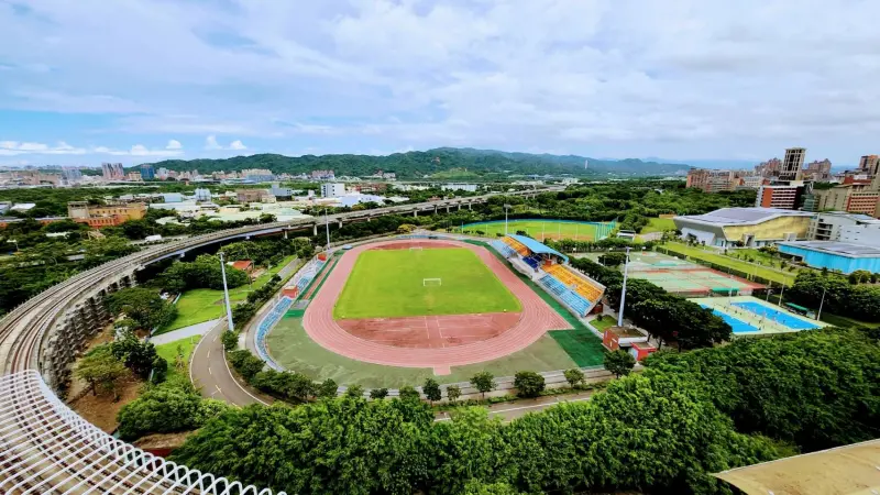 ▲許多大學具備多樣的運動場地與綠地景觀，提供周遭居民運動和休閒的場所，成為周遭房市的一大亮點。（圖／永慶房屋提供）