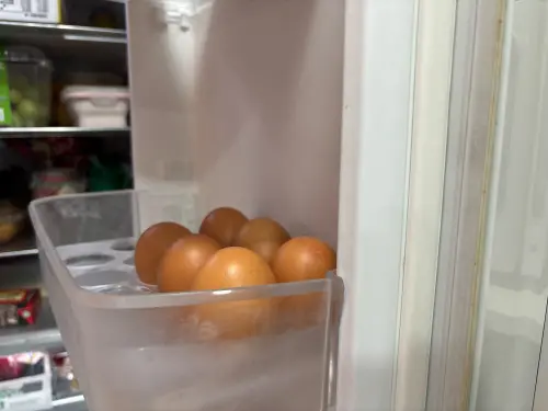 雞蛋別放冰箱蛋架！日本蛋農揭正確保存　擺錯變質：細菌全吃下肚
