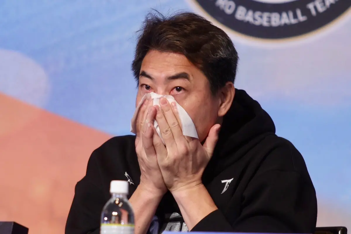 ▲中華隊投手教練林岳平，在統一獅隊王牌古林睿煬加盟日職火腿隊的記者會上，忍不住落淚。（圖／記者李政龍攝）