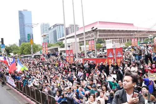 為慶祝中華隊在2024第三屆WBSC世界12強棒球賽奪冠,今(26)日在總統府前舉行「棒球英雄 台灣尚勇」大遊行。(圖記者吳翊緁攝) ▲為慶祝中華隊在2024第三屆WBSC世界12強棒球賽奪冠,今(26)日在總統府前舉行「棒球英雄 台灣尚勇」大遊行。(圖記者吳翊緁攝)