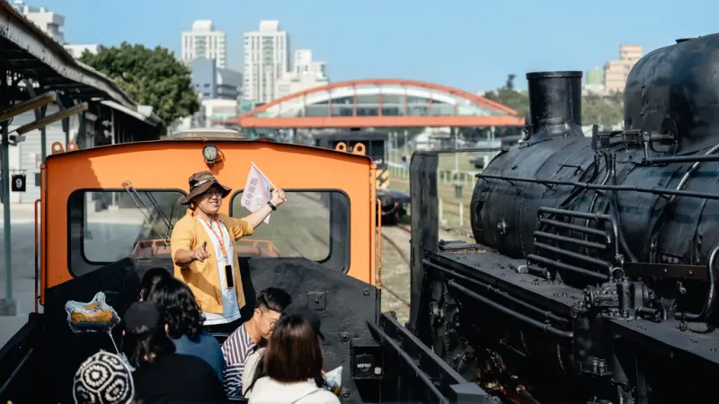 ▲「鐵道小旅行」每條路線皆包含搭乘哈瑪星號、貼近生活的文史導覽，以及招牌的飲食體驗。（圖／高市府文化局提供）