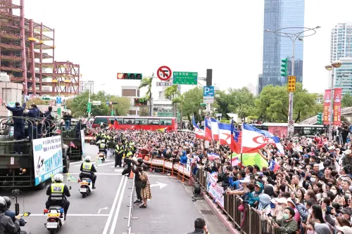 中華隊遊行「最感人時刻」！球迷哭一團喊謝謝：沒有你們就沒冠軍
