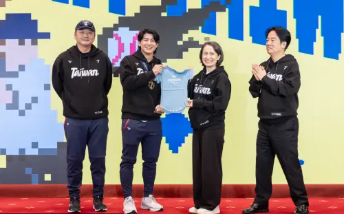 賴清德準備三項禮物,包含台灣造型的兩用枕、帆布包,及印有「未來做總統」字樣的小孩子包屁衣 ▲賴清德準備三項禮物,包含台灣造型的兩用枕、帆布包,及印有「未來做總統」字樣的小孩子包屁衣。(圖/總統府提供)