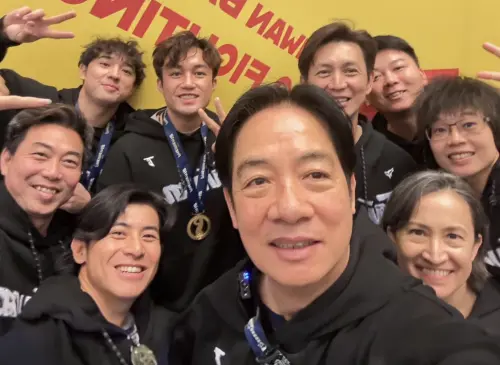 合影統一獅選手!賴清德嗨喊:年度最強自肥照 蔡英文竟留言這句