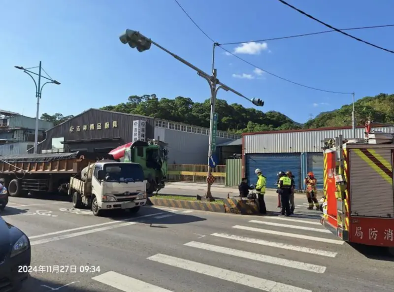 ▲今（27）日上午9時18分，八里區發生連環車禍，一台聯結車行經龍米路二段時，疑因未注意車前狀況，與前方小貨車發生追撞，隨後整輛車衝向分隔島，甚至波及對向水車。（圖／翻攝畫面）