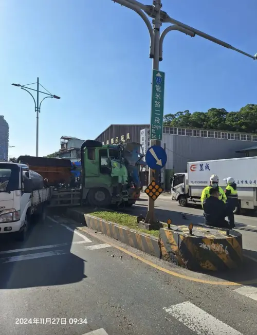 ▲一台聯結車行經龍米路二段時，疑因未注意車前狀況，與前方小貨車發生追撞，隨後整輛車衝向分隔島，甚至波及對向水車。（圖／翻攝畫面）