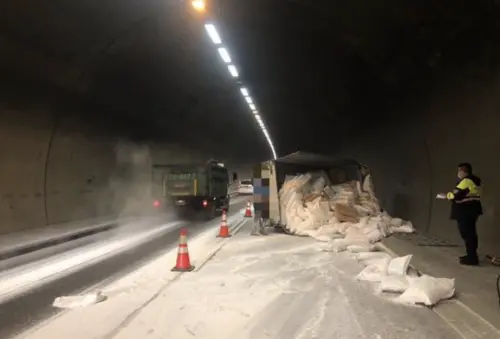 新北觀音山隧道小貨車側翻！「大量白粉」瀰漫　視線差管制中
