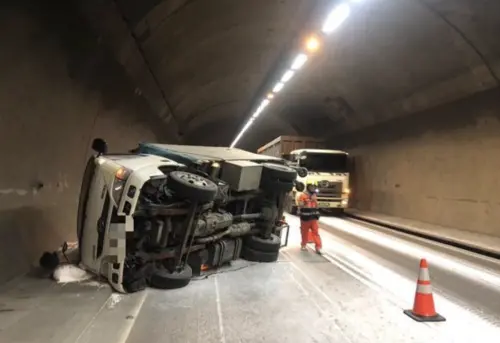 ▲今（27）日上午10時許，一名31歲高姓男子駕駛裝載太白粉的小貨車，不明原因在八里區觀音山隧道內往五股方向側翻，隧道內瀰漫「大量太白粉」，導致一車道不能使用。（圖／翻攝畫面）