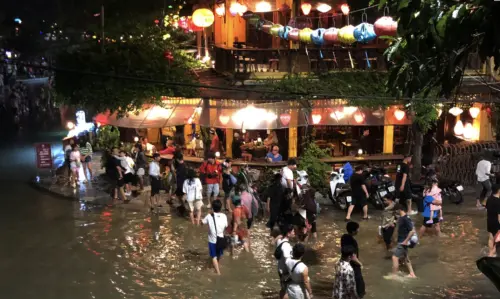 ▲越南中部古城會安稍微淹水，仍不減遊客的興致。（圖／翻攝自《越南快訊》）