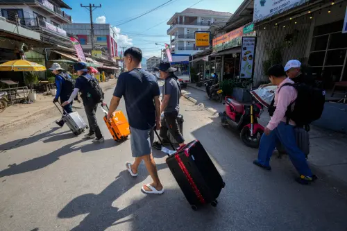 ▲寮國民風淳樸，深受外國旅客的喜愛，然而近期的假酒案震驚國際。圖為外國遊客走在寮國街道。（圖／美聯社／達志影像）