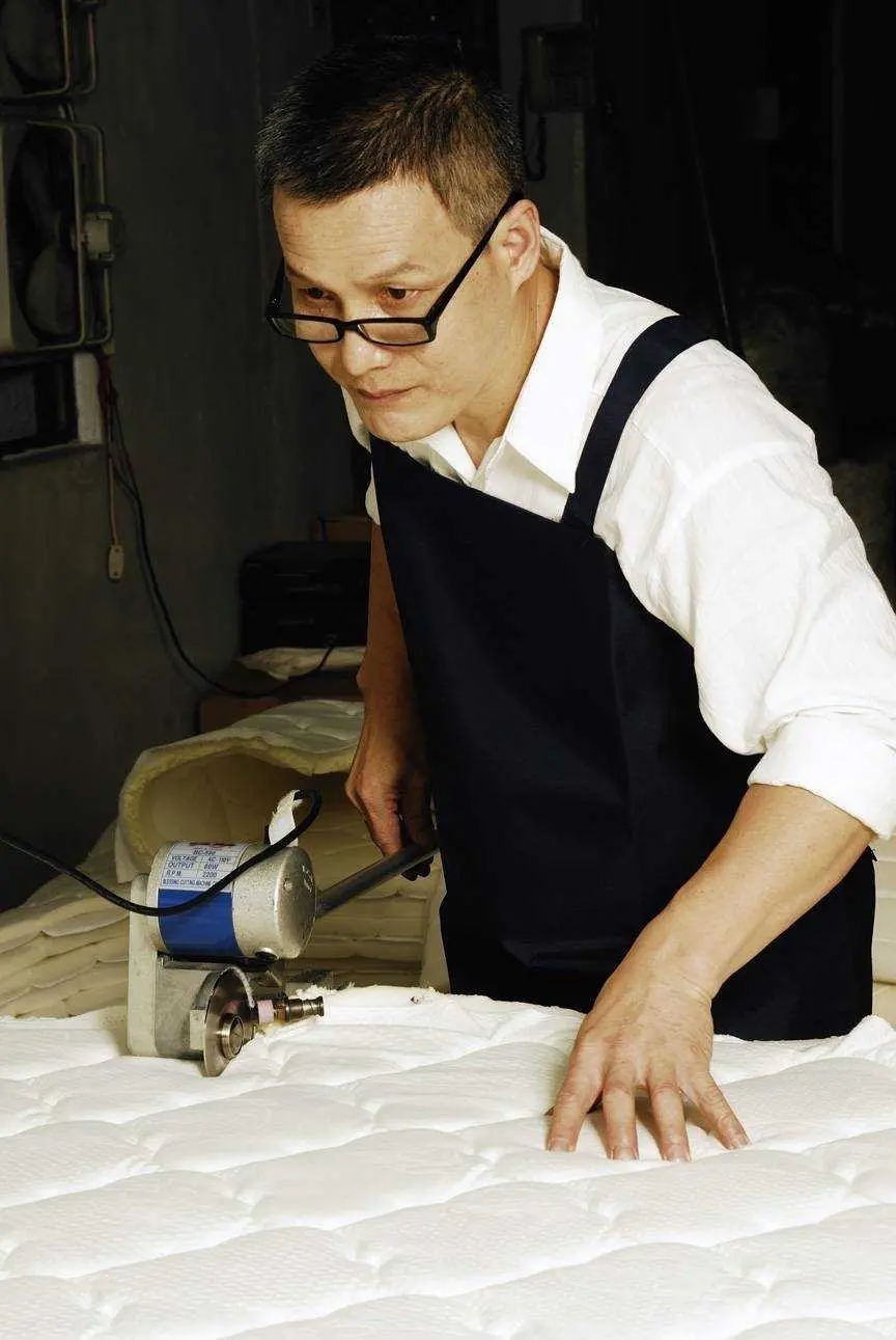 ▲手工床墊製作專家阿萬師，依據顧客需求和睡眠習慣，提供專業的床墊建議，（圖／業者提供）