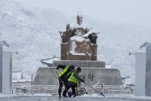 影／首爾迎「11月雪」逾百年最大！韓國大批航班取消、地鐵延誤
