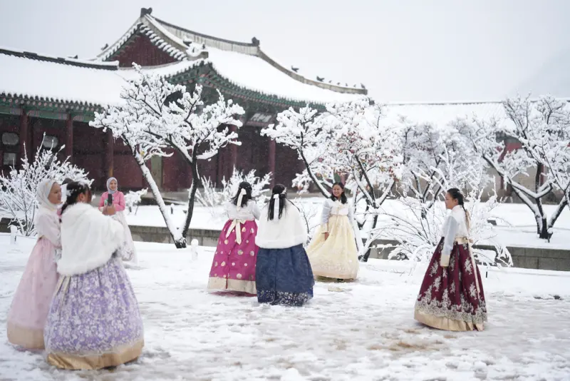 ▲首爾景福宮等知名觀光景點因白雪覆蓋吸引了許多遊客拍照留念。（圖／美聯社／達志影像）