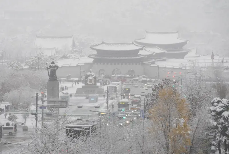 ▲韓國首都圈27、28日持續降下大雪，陸空交通大打結，還發生民眾死亡的事故。圖為光化門廣場。（圖／美聯社／達志影像）