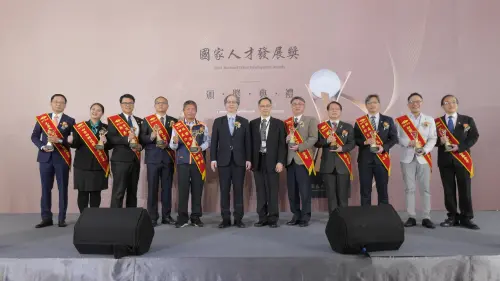 ▲勞動部常務次長陳明仁、勞動力發展署代理署長陳世昌與傑出個案獎等10家得獎單位代表合影。（圖／勞動部提供）