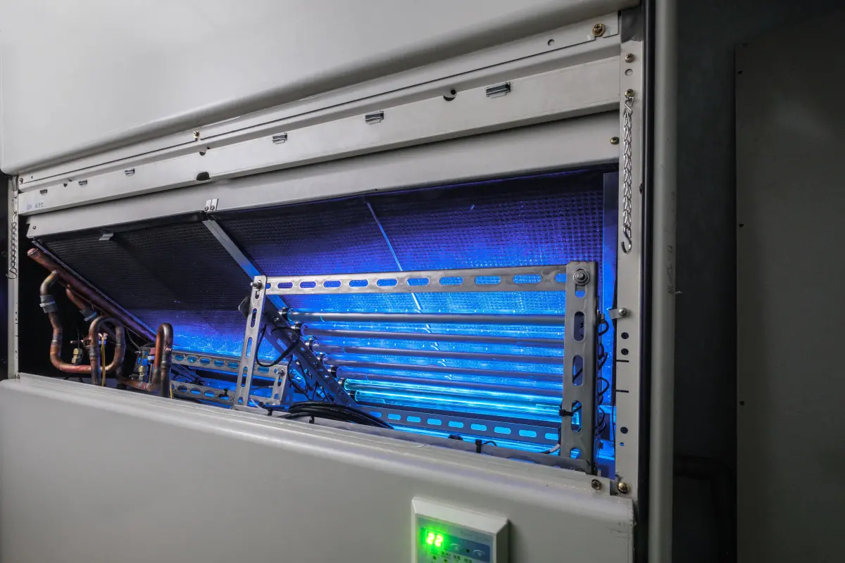 ▲公共場所直立式空調使用福機裝公司UVC LED除菌模組，針對密閉空間空氣做深紫外線除菌。（圖／福機裝公司提供）