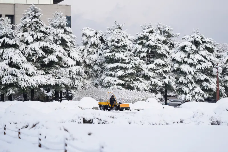 ▲韓國降下百年大雪，首都圈出現大範圍40公分以上積雪。（圖／美聯社／達志影像）