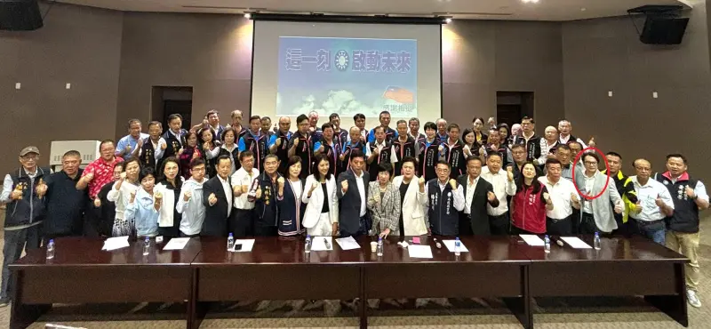 ▲國民黨推薦簡賜勝的記者會，民眾黨南投縣黨部主委簡千翔（前右4紅圈）赫然在列。（圖／翻攝簡賜勝臉書，2024.11.28）