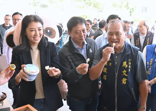 ▲南投縣長許淑華積極和將參選草屯鎮長的縣議員簡賜勝一起亮相。（圖／記者顏幸如攝，2024.11.28）