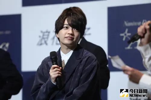 ▲西畑大吾28歲生日當天遇上混亂接機,低頭快速通過人群。(圖/記者李政龍攝) ▲西畑大吾28歲生日當天遇上混亂接機,低頭快速通過人群。(圖/記者李政龍攝)(圖/記者李政龍攝)