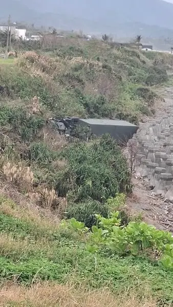 ▲疑似載運愛國者飛彈發射器的軍用卡車失控翻落省道台11線96K處。(圖/翻攝畫面)