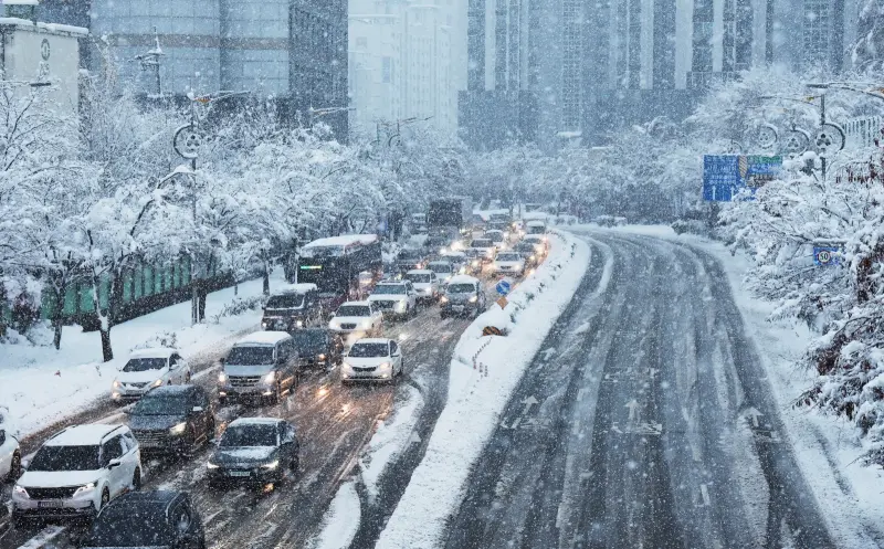 ▲韓國連續雨雪天氣導致交通大亂。（圖／美聯社／達志影像）