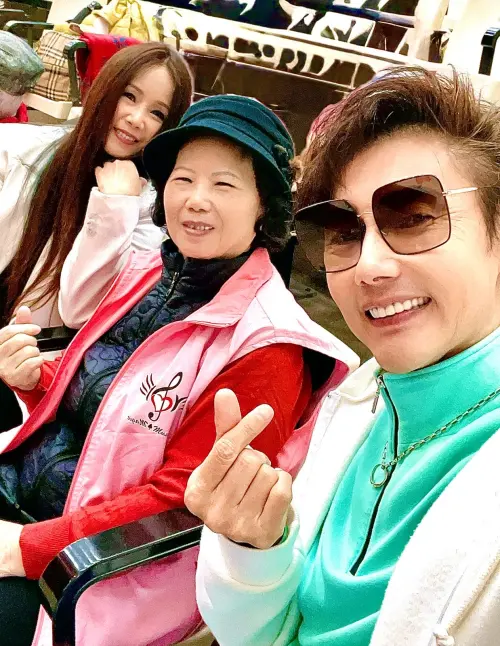 包偉銘(右)和愛妻劉依純前進花蓮做公益,和長者們相見歡,關懷日常生活起居。(圖/翰森娛樂) ▲包偉銘(右)和愛妻劉依純前進花蓮做公益,和長者們相見歡,關懷日常生活起居。(圖/翰森娛樂)