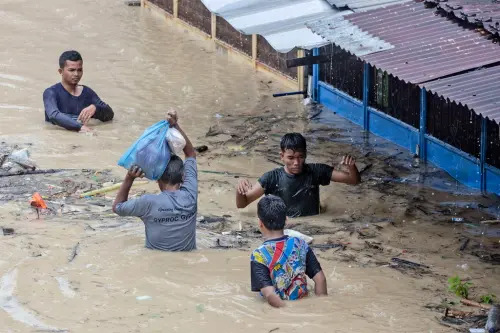 至少27死！印尼暴雨釀土石流　數萬人受影響
