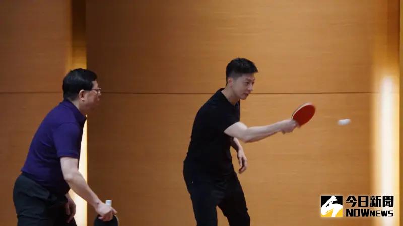 ▲中國奧運桌金牌選手馬龍參訪文化大學，進行交流友誼賽，與前清大校長邱勇搭配，秀奧運金牌球技。（圖／記者呂炯昌攝，2024.11.29）