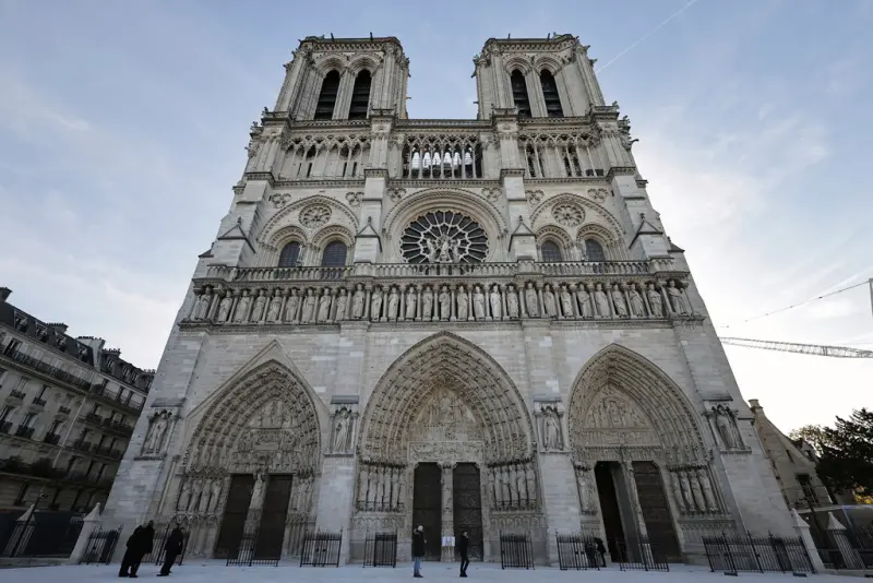 ▲法國巴黎聖母院（Notre Dame de Paris Cathedral）在2019年經歷大火，在5年多的重建與整修後，巴黎聖母院將在今年12月8日重新開放參觀。（圖／美聯社／達志影像）