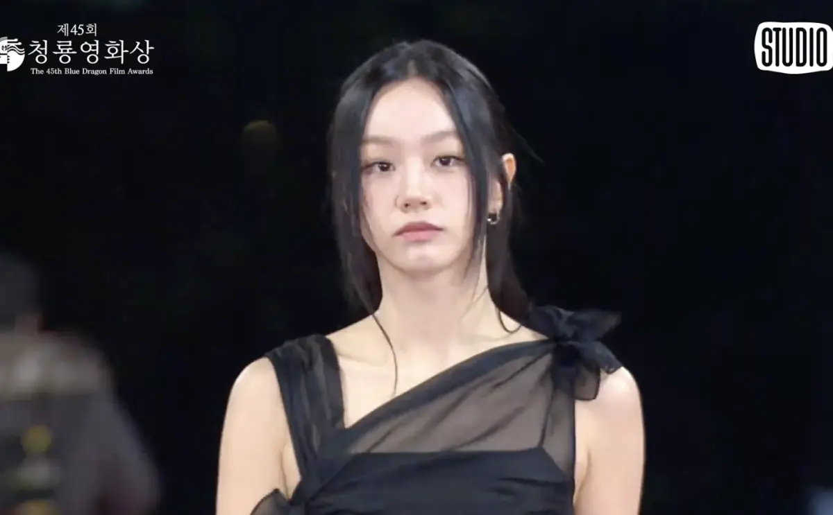 ▲李惠利昨晚出席青龍獎典禮，長達5小時紅毯與典禮期間她始終臭臉，粉絲討論她直率態度同時，也回想起她年初與舊愛柳俊烈所結交的新女友韓韶禧在社群上互槓過往。（圖／翻攝自YouTube KBS Entertain）