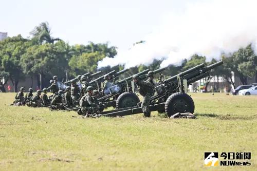 ▲進行聯合砲操動態演練，實施105榴砲射擊，精準且震撼的戰力展現。（圖／記者莊全成攝，2024.11.29）