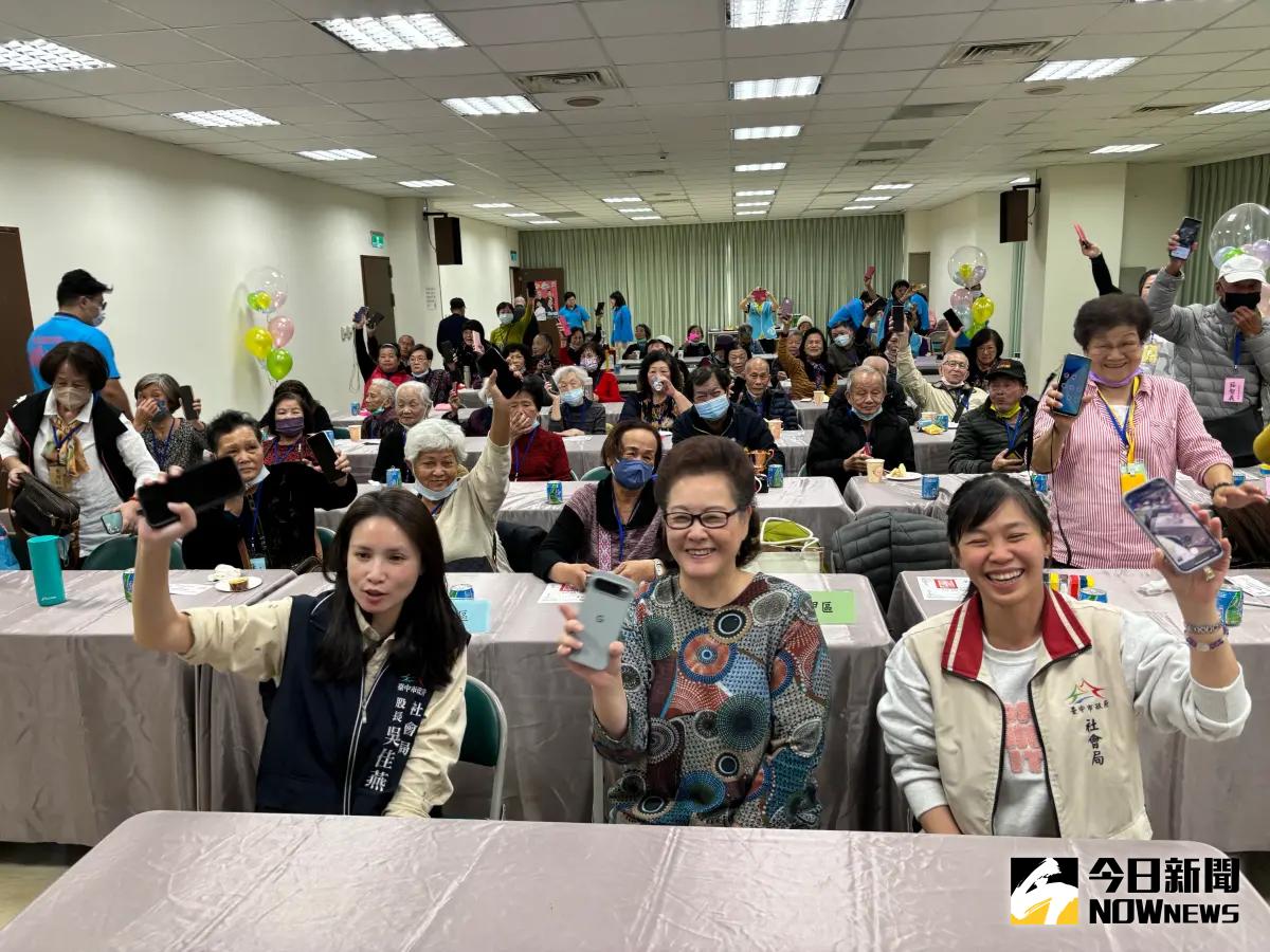 ▲全成基金會推動科技照顧，指導獨老善用智慧手機功能讓生活更便利。（圖／記者金武鳳攝，2024.11.29)