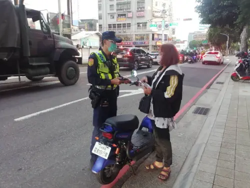 ▲微型電動二輪車（簡稱微電車）今起得掛牌才能上路，違者得處1200元至3600元，車輛當場移置保管。（示意圖／桃園市警察局提供）