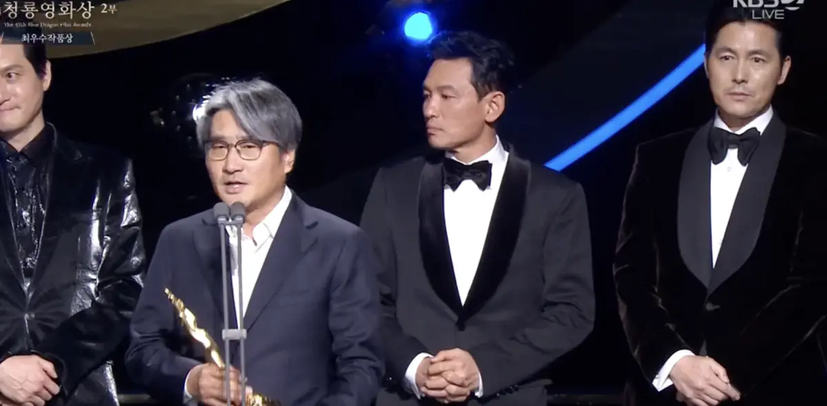 ▲《12.12：首爾之春》獲得第45屆青龍獎最佳電影獎，大家感言說一輪，連原本沒上台的丁海寅都被叫上台說了感言，只有鄭雨盛很安靜在一旁什麼都沒說，站最右邊全程面露尷尬。（圖／翻攝自kpoptv.cc）