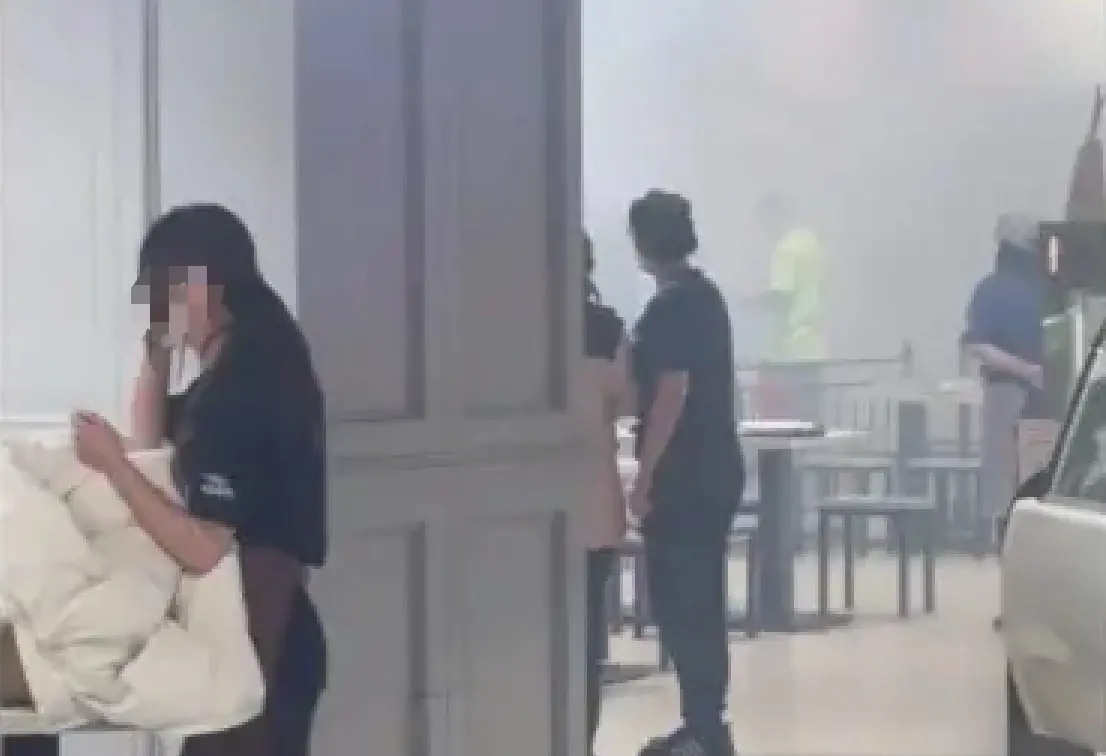 ▲新竹巨城購物中心今日下午4時許傳出意外，4樓美食街一間燒肉餐廳不慎釀火警，現場濃煙密布，不少民眾當時正在美食街用餐，也被目擊端著餐盤裝食物下樓的畫面。（圖／翻攝畫面）