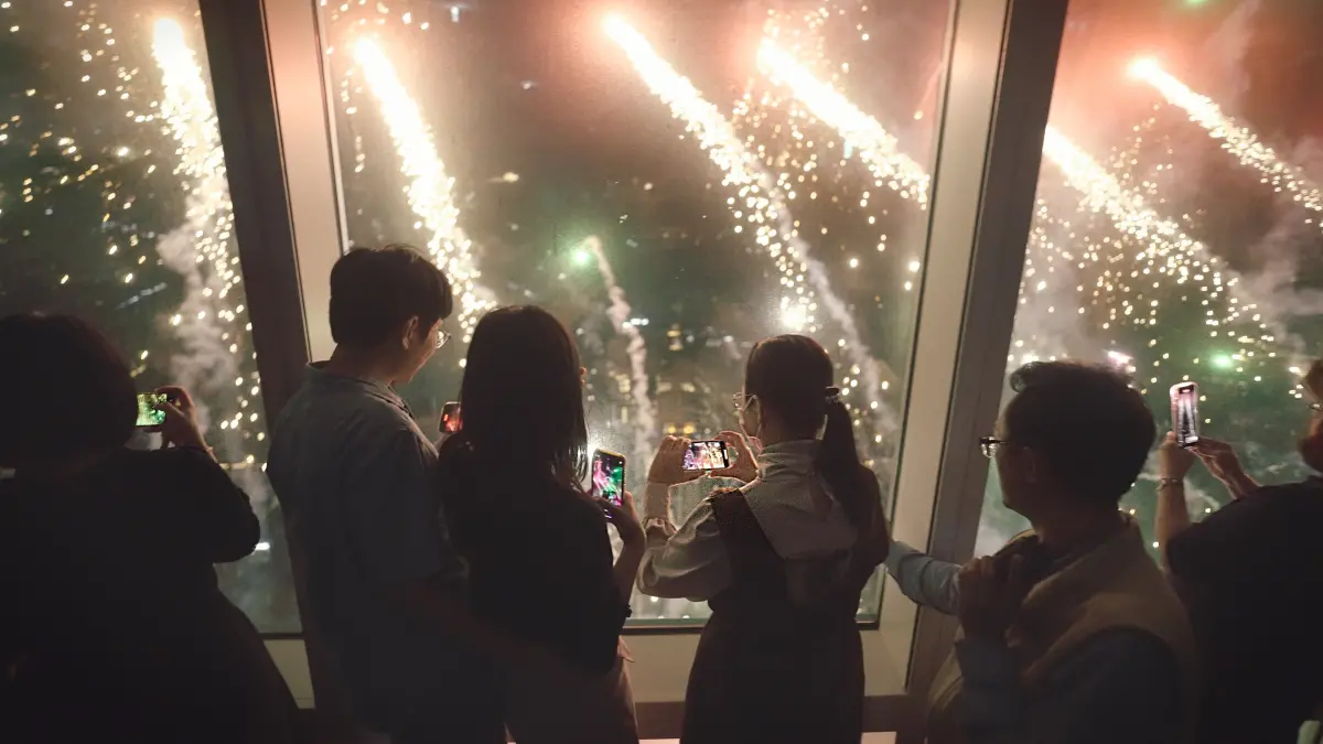 ▲饗賓集團旗下各品牌「聖誕、跨年檔期」開放預訂，全台最貴且最高的饗 A Joy，跨年場的第二梯次（晚餐二），可一起倒數計時迎接2025，感受最近距離靠近101煙火的震撼。（圖／饗賓提供）