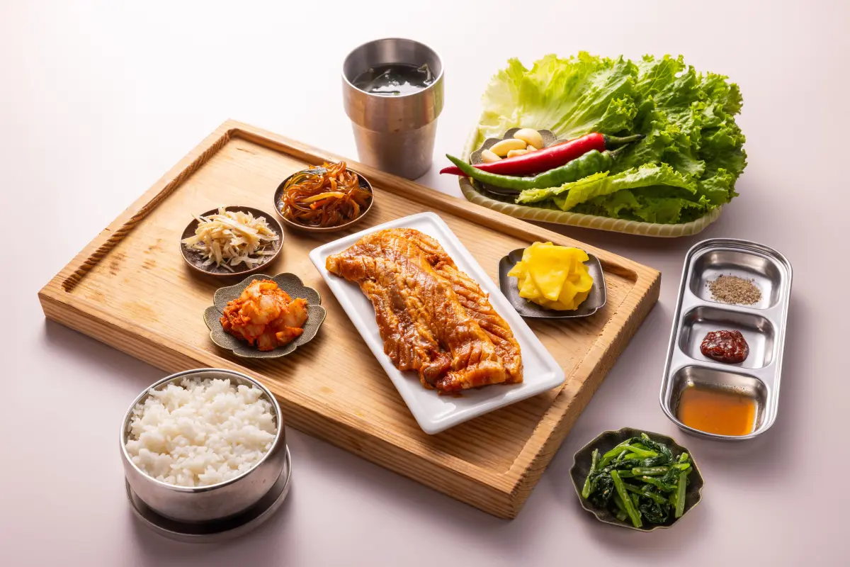 ▲韓國烤肉品牌「八色烤肉」推出專為一人打造的「正宗韓式個人獨享餐」，最低每人288元起，新推出6款經典韓式小菜能夠無限供應吃到飽。（圖／八色烤肉提供）