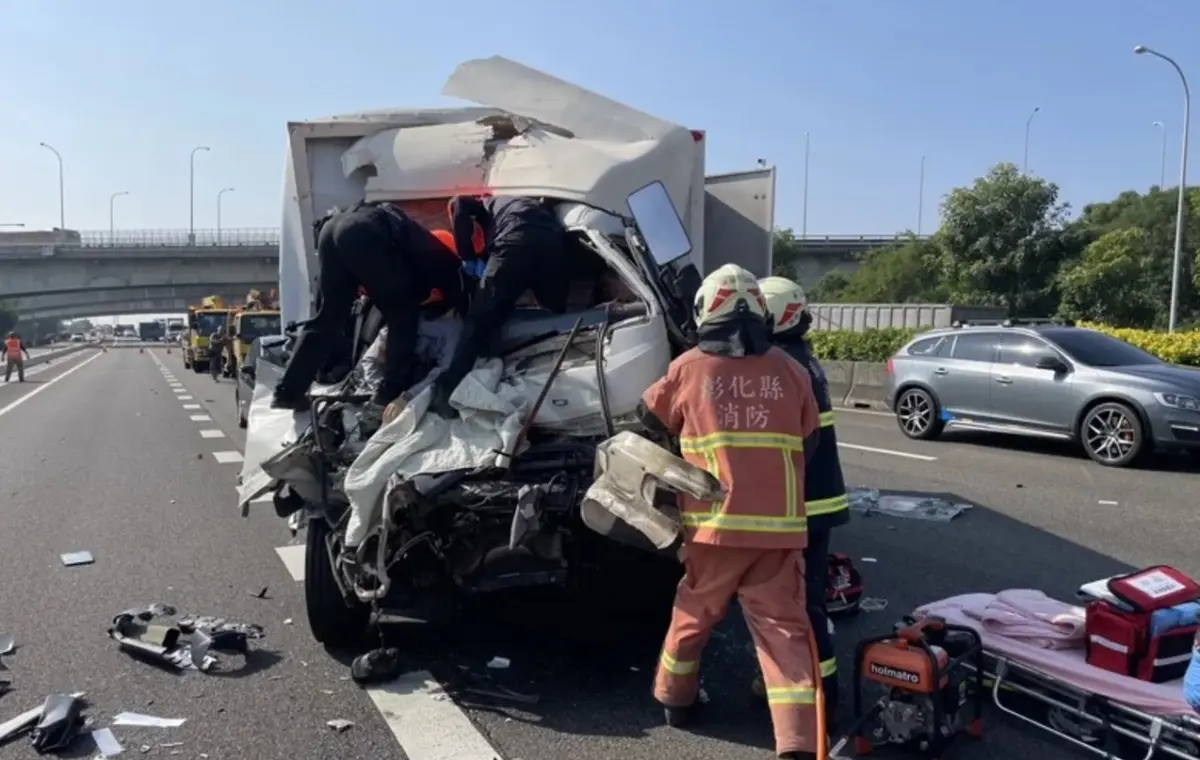 ▲30日上午，國道1號207.4公里北上中線，發生砂石車、大貨車及小客車碰撞事故，共釀3人受傷送醫。（圖／翻攝畫面）