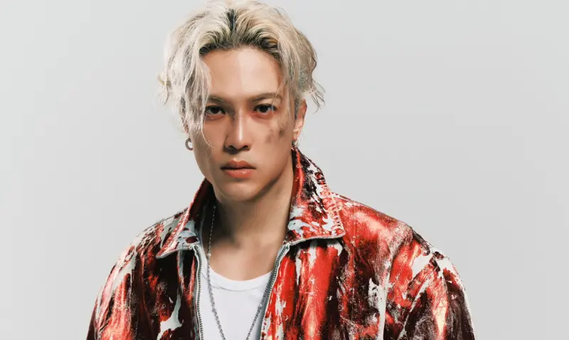 ▲J.Sheon為MV獻出第一次吊鋼絲的經驗，因為劇情需求還弄得滿臉鮮血，不過他表示過程中都不會不舒服，只有胯下比較緊。（圖／索尼音樂提供）