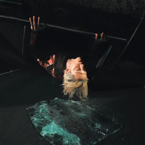 J.Sheon滿臉鮮血畫面驚悚 體認「熱戀最終形同陌路」無常。(圖/索尼音樂提供) ▲J.Sheon滿臉鮮血畫面驚悚 體認「熱戀最終形同陌路」無常。(圖/索尼音樂提供)